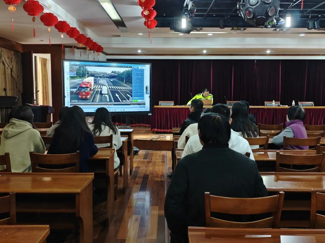 L'escadron de police de la circulation du Dongbang est venu à l'usine pour promouvoir la sécurité routière