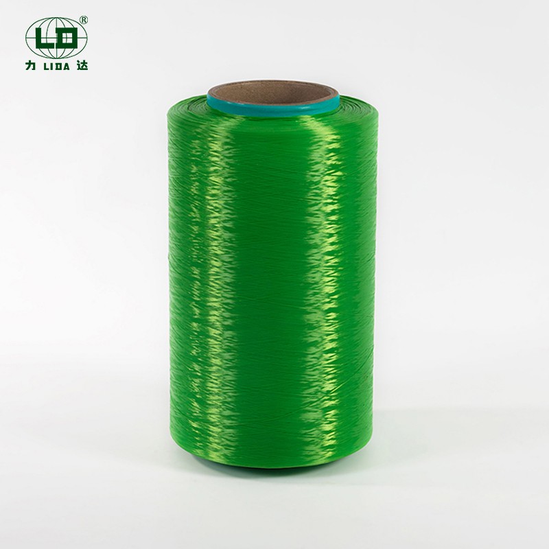 Quelles sont les propriétés et les caractéristiques du filament de polyester coloré à haute résistance et à faible rétrécissement (y compris le filament ignifuge)?