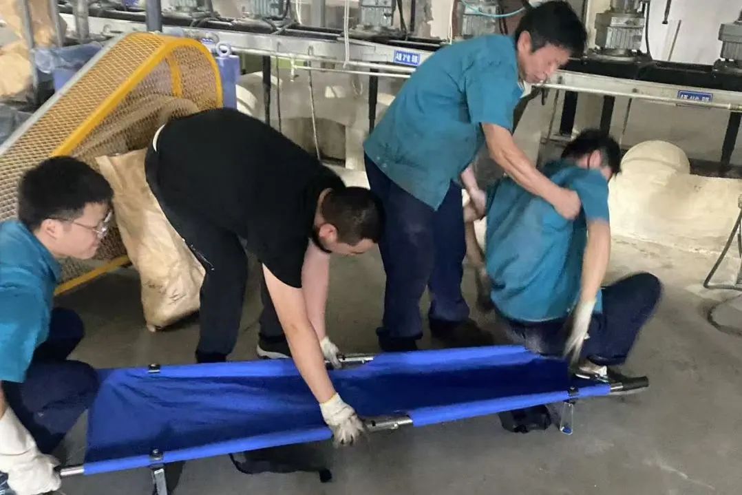 Changshu Polyester effectue un exercice de sauvetage d'urgence pour un coup de chaleur causé par une température élevée