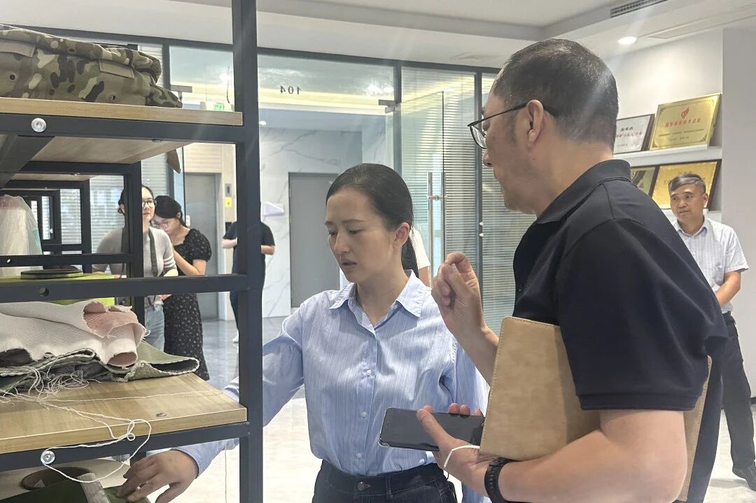 Zhou Xiao, membre du Comité permanent du Comité municipal du Parti, ministre du Département de la propagande et ministre du Département du travail du Front uni, a visité Changshu Polyester pour des recherches
