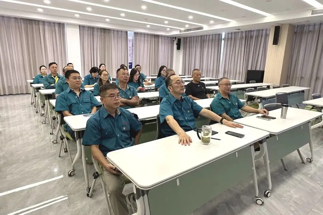 La branche du Parti Polyester de Changshu s'est organisée pour regarder la retransmission en direct du défilé militaire du 3 septembre