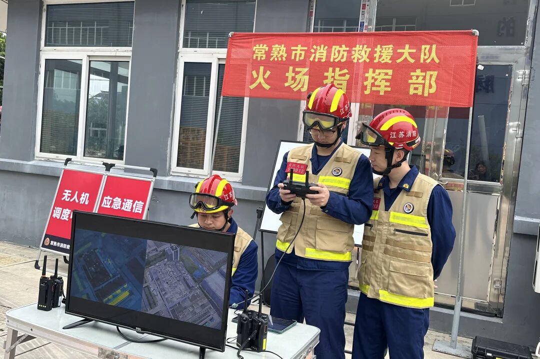 Les pompiers de Changshu ont organisé des pompiers de Dongbang, Meili et Zhitang pour effectuer des exercices pratiques d'incendie dans l'usine.