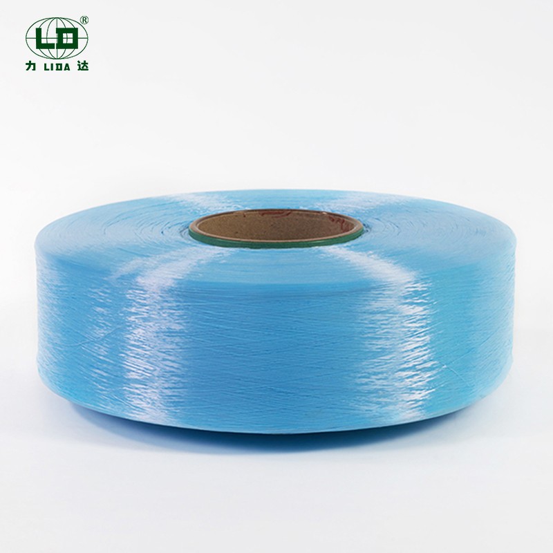 Quelles sont les caractéristiques du fil de filament teint dans la masse en polyester semi-terne