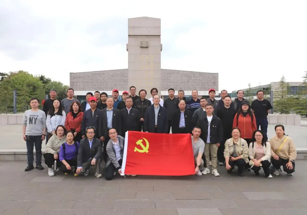 La branche du Parti de Changshu Polyester Co., Ltd. organise une visite au nouveau mémorial de la Quatrième Armée de Yancheng